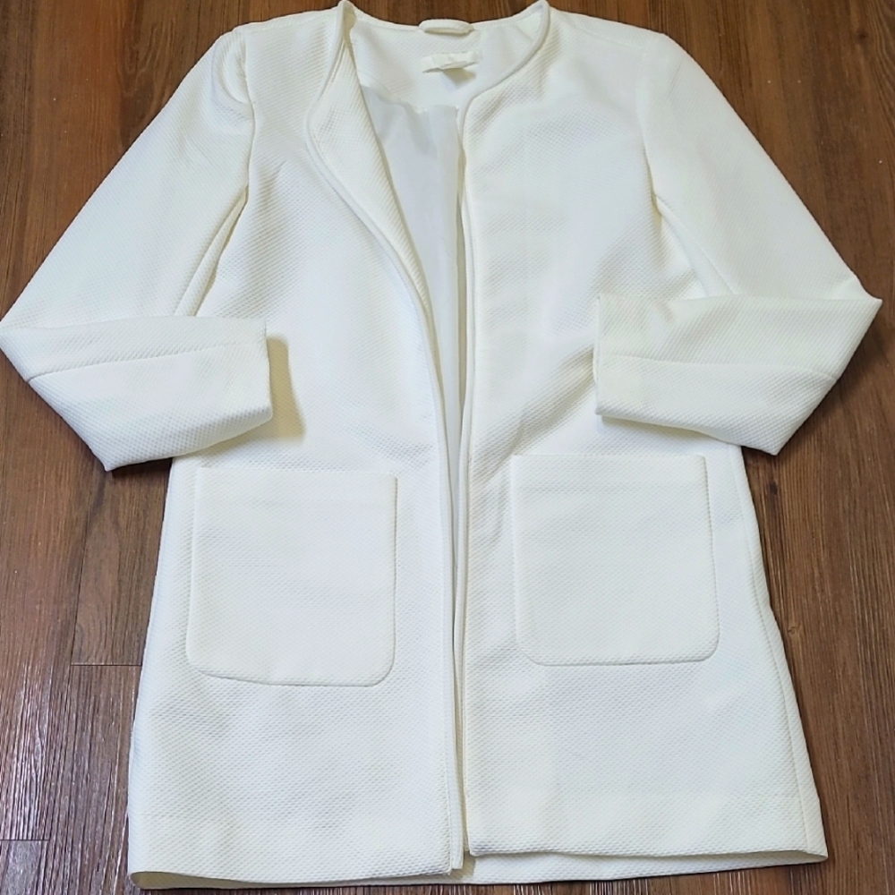 H&M Cream‎ Women's Blazer. Perfect for the fall and winter. used exelente condit